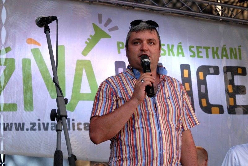 Hlavní část multižánrového festivalu Živá ulice - Plzeňská setkání dnes (5.8.2013) začal koncertem skupiny Lakuna a následným přípitkem tradičním plzeňským nápojem - pivem. „Na příjemnou zábavu během celého týdne. Věřím, že si to všichni užijeme,“ pronesla náměstkyně primátora Eva Herinková.