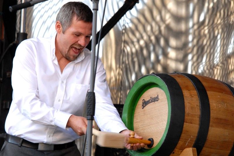 Hlavní část multižánrového festivalu Živá ulice - Plzeňská setkání dnes (5.8.2013) začal koncertem skupiny Lakuna a následným přípitkem tradičním plzeňským nápojem - pivem. „Na příjemnou zábavu během celého týdne. Věřím, že si to všichni užijeme,“ pronesla náměstkyně primátora Eva Herinková.