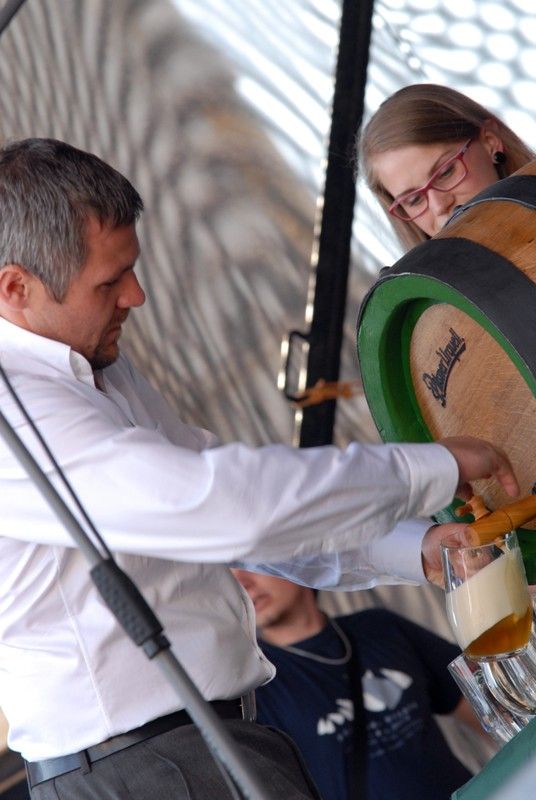 Hlavní část multižánrového festivalu Živá ulice - Plzeňská setkání dnes (5.8.2013) začal koncertem skupiny Lakuna a následným přípitkem tradičním plzeňským nápojem - pivem. „Na příjemnou zábavu během celého týdne. Věřím, že si to všichni užijeme,“ pronesla náměstkyně primátora Eva Herinková.