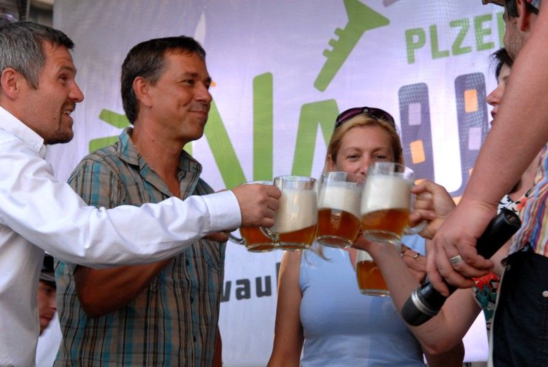 Hlavní část multižánrového festivalu Živá ulice - Plzeňská setkání dnes (5.8.2013) začal koncertem skupiny Lakuna a následným přípitkem tradičním plzeňským nápojem - pivem. „Na příjemnou zábavu během celého týdne. Věřím, že si to všichni užijeme,“ pronesla náměstkyně primátora Eva Herinková.