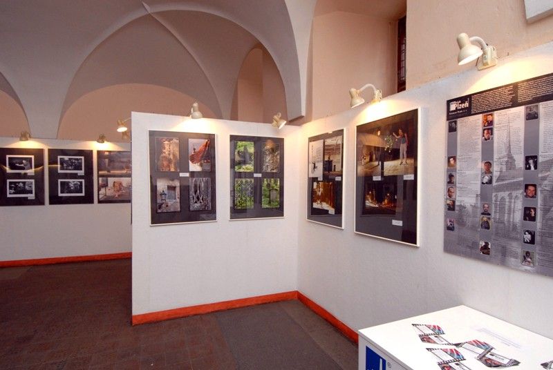 Zhruba devadesáti fotografiemi se představují v mázhauzu plzeňské radnice někteří členové Fotoklubu Plzeň, který má za sebou téměř třicetiletou historii. Eva Bláhová je jednou z nich. Fotografování se věnuje od roku 1997. „Převážně fotím krajinu, nejraději rybníky, mlhu a podzimní motivy,“ uvádí. Na výstavě se prezentuje zajímavými černobílými snímky z Roudné. I ostatní autoři tentokrát namířili své objektivy na rozličná místa Plzně a její blízké okolí. Do 23. srpna 2013 se tak návštěvníci mohou těšit z jejich netradičních osobitých fotografií. (foto: 6.8.2013)