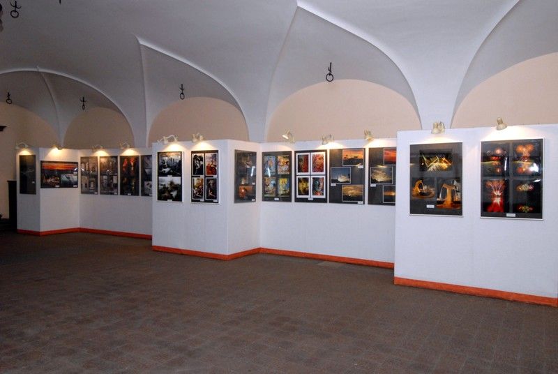 Zhruba devadesáti fotografiemi se představují v mázhauzu plzeňské radnice někteří členové Fotoklubu Plzeň, který má za sebou téměř třicetiletou historii. Eva Bláhová je jednou z nich. Fotografování se věnuje od roku 1997. „Převážně fotím krajinu, nejraději rybníky, mlhu a podzimní motivy,“ uvádí. Na výstavě se prezentuje zajímavými černobílými snímky z Roudné. I ostatní autoři tentokrát namířili své objektivy na rozličná místa Plzně a její blízké okolí. Do 23. srpna 2013 se tak návštěvníci mohou těšit z jejich netradičních osobitých fotografií. (foto: 6.8.2013)