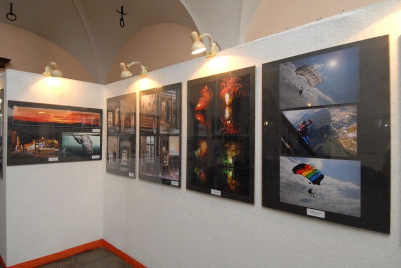 Zhruba devadesáti fotografiemi se představují v mázhauzu plzeňské radnice někteří členové Fotoklubu Plzeň, který má za sebou téměř třicetiletou historii. Eva Bláhová je jednou z nich. Fotografování se věnuje od roku 1997. „Převážně fotím krajinu, nejraději rybníky, mlhu a podzimní motivy,“ uvádí. Na výstavě se prezentuje zajímavými černobílými snímky z Roudné. I ostatní autoři tentokrát namířili své objektivy na rozličná místa Plzně a její blízké okolí. Do 23. srpna 2013 se tak návštěvníci mohou těšit z jejich netradičních osobitých fotografií. (foto: 6.8.2013)