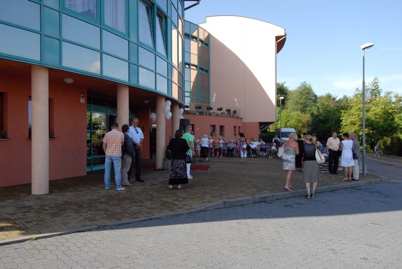 Před deseti lety, přesně 4. srpna 2003, přijal Domov pro seniory sv. Jiří na Doubravce první dva klienty. Dnes je jeho existence spojena s osudy 216 obyvatel, kterým zajistil zázemí na sklonku jejich života. „Desetiletí tohoto zařízení je formováno atmosférou lásky, vzájemného pochopení a jednoty. Chtěl bych poděkovat za vše dobré, co tu bylo vykonáno a co tady bylo možné prožít,“ prohlásil biskup František Radkovský při slavnostní akci, která se uskutečnila pro klienty domova ve středu 7. srpna 2013. Nekonvenční stavba postavená do tvaru připomínajícího šneka za 85 milionů korun je majetkem města. Obklopuje ji zahrada a navíc se nachází v těsné blízkosti Špitálského lesa, který mohou klienti využívat k procházkám. Provozovatelem domova je Městská charita Plzeň.