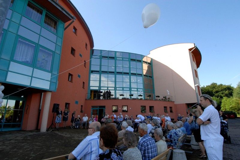 Před deseti lety, přesně 4. srpna 2003, přijal Domov pro seniory sv. Jiří na Doubravce první dva klienty. Dnes je jeho existence spojena s osudy 216 obyvatel, kterým zajistil zázemí na sklonku jejich života. „Desetiletí tohoto zařízení je formováno atmosférou lásky, vzájemného pochopení a jednoty. Chtěl bych poděkovat za vše dobré, co tu bylo vykonáno a co tady bylo možné prožít,“ prohlásil biskup František Radkovský při slavnostní akci, která se uskutečnila pro klienty domova ve středu 7. srpna 2013. Nekonvenční stavba postavená do tvaru připomínajícího šneka za 85 milionů korun je majetkem města. Obklopuje ji zahrada a navíc se nachází v těsné blízkosti Špitálského lesa, který mohou klienti využívat k procházkám. Provozovatelem domova je Městská charita Plzeň.