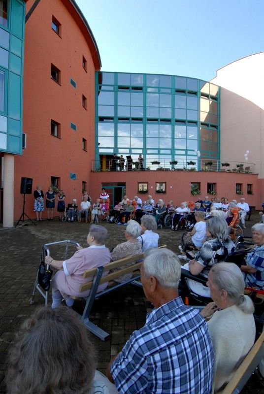Před deseti lety, přesně 4. srpna 2003, přijal Domov pro seniory sv. Jiří na Doubravce první dva klienty. Dnes je jeho existence spojena s osudy 216 obyvatel, kterým zajistil zázemí na sklonku jejich života. „Desetiletí tohoto zařízení je formováno atmosférou lásky, vzájemného pochopení a jednoty. Chtěl bych poděkovat za vše dobré, co tu bylo vykonáno a co tady bylo možné prožít,“ prohlásil biskup František Radkovský při slavnostní akci, která se uskutečnila pro klienty domova ve středu 7. srpna 2013. Nekonvenční stavba postavená do tvaru připomínajícího šneka za 85 milionů korun je majetkem města. Obklopuje ji zahrada a navíc se nachází v těsné blízkosti Špitálského lesa, který mohou klienti využívat k procházkám. Provozovatelem domova je Městská charita Plzeň.