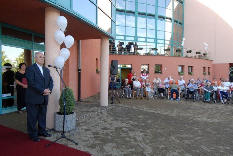 Před deseti lety, přesně 4. srpna 2003, přijal Domov pro seniory sv. Jiří na Doubravce první dva klienty. Dnes je jeho existence spojena s osudy 216 obyvatel, kterým zajistil zázemí na sklonku jejich života. „Desetiletí tohoto zařízení je formováno atmosférou lásky, vzájemného pochopení a jednoty. Chtěl bych poděkovat za vše dobré, co tu bylo vykonáno a co tady bylo možné prožít,“ prohlásil biskup František Radkovský při slavnostní akci, která se uskutečnila pro klienty domova ve středu 7. srpna 2013. Nekonvenční stavba postavená do tvaru připomínajícího šneka za 85 milionů korun je majetkem města. Obklopuje ji zahrada a navíc se nachází v těsné blízkosti Špitálského lesa, který mohou klienti využívat k procházkám. Provozovatelem domova je Městská charita Plzeň.