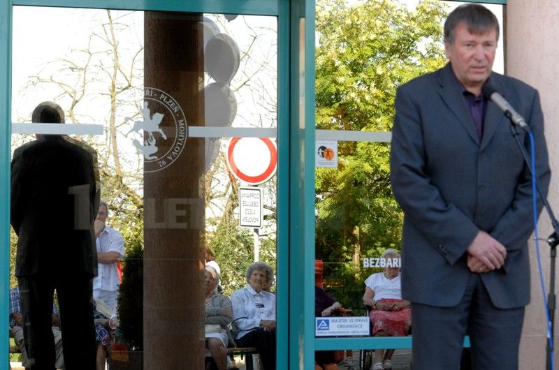 Před deseti lety, přesně 4. srpna 2003, přijal Domov pro seniory sv. Jiří na Doubravce první dva klienty. Dnes je jeho existence spojena s osudy 216 obyvatel, kterým zajistil zázemí na sklonku jejich života. „Desetiletí tohoto zařízení je formováno atmosférou lásky, vzájemného pochopení a jednoty. Chtěl bych poděkovat za vše dobré, co tu bylo vykonáno a co tady bylo možné prožít,“ prohlásil biskup František Radkovský při slavnostní akci, která se uskutečnila pro klienty domova ve středu 7. srpna 2013. Nekonvenční stavba postavená do tvaru připomínajícího šneka za 85 milionů korun je majetkem města. Obklopuje ji zahrada a navíc se nachází v těsné blízkosti Špitálského lesa, který mohou klienti využívat k procházkám. Provozovatelem domova je Městská charita Plzeň.