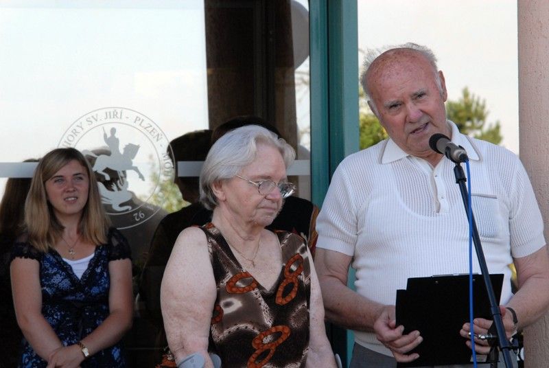 Před deseti lety, přesně 4. srpna 2003, přijal Domov pro seniory sv. Jiří na Doubravce první dva klienty. Dnes je jeho existence spojena s osudy 216 obyvatel, kterým zajistil zázemí na sklonku jejich života. „Desetiletí tohoto zařízení je formováno atmosférou lásky, vzájemného pochopení a jednoty. Chtěl bych poděkovat za vše dobré, co tu bylo vykonáno a co tady bylo možné prožít,“ prohlásil biskup František Radkovský při slavnostní akci, která se uskutečnila pro klienty domova ve středu 7. srpna 2013. Nekonvenční stavba postavená do tvaru připomínajícího šneka za 85 milionů korun je majetkem města. Obklopuje ji zahrada a navíc se nachází v těsné blízkosti Špitálského lesa, který mohou klienti využívat k procházkám. Provozovatelem domova je Městská charita Plzeň.