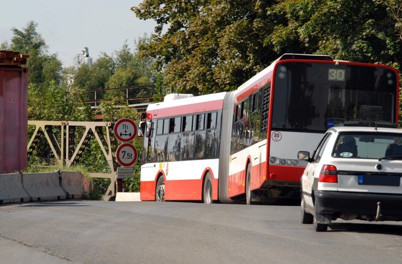 Masarykův most přes řeku Berounku, v roce 1997 prohlášený za nemovitou kulturní památku, se kompletně opravuje. Rekonstrukční práce začaly letos v květnu, a pokud nenastanou komplikace, otevřený by mohl být na začátku příštího roku. Most byl jako technicky nezpůsobilý již několik let vyřazen ze silničního provozu. I po celkové rekonstrukci, která je vedena vzhledem k jeho historické hodnotě podle přesných plánů, bude určen pro pěší a cyklisty. Ze stavebního hlediska se jedná o klasickou opravu mostu se ztíženým přístupem k některým plochám, protože most vede přímo nad korytem řeky. Dojde k sanaci povrchu a zároveň položení nového asfaltového koberce. Nově se také mostní konstrukce omítne a natře, opraví se zábradlí a osadí osvětlení. Náklady na opravu jsou odhadnuty na zhruba 16 milionů korun. Masarykův most přes Berounku v tehdejší Jateční třídě byl zkolaudován a veřejnosti předán k užívání 25. července 1922. Jeho stavba byla zahájena roku 1915 a dokončena v říjnu 1918.
