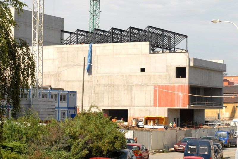 Patnáct měsíců se staví nová budova divadla. Přesně 31. května 2012 byly zahájeny zemní práce hrubými terénními úpravami a hloubením stavební jámy. V současné době je dokončena železobetonová konstrukce samotného objektu divadla a provozní části. Provádějí se vnitřní konstrukce, příčky a upravuje se povrch vnitřních betonových konstrukcí. Pracuje se také na elektroinstalaci, kanalizaci a vzduchotechnice. Součástí stavby je parkovací dům, pro který byla vyhloubena zhruba jedenáctimetrová jáma. Tady stavaři postupně betonují základovou desku objektu. Zahájení divadelní sezony je stanoveno na 1. září 2014. (foto: 7.8.2013)