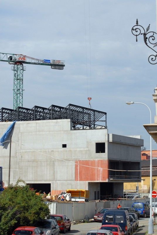 Patnáct měsíců se staví nová budova divadla. Přesně 31. května 2012 byly zahájeny zemní práce hrubými terénními úpravami a hloubením stavební jámy. V současné době je dokončena železobetonová konstrukce samotného objektu divadla a provozní části. Provádějí se vnitřní konstrukce, příčky a upravuje se povrch vnitřních betonových konstrukcí. Pracuje se také na elektroinstalaci, kanalizaci a vzduchotechnice. Součástí stavby je parkovací dům, pro který byla vyhloubena zhruba jedenáctimetrová jáma. Tady stavaři postupně betonují základovou desku objektu. Zahájení divadelní sezony je stanoveno na 1. září 2014. (foto: 7.8.2013)