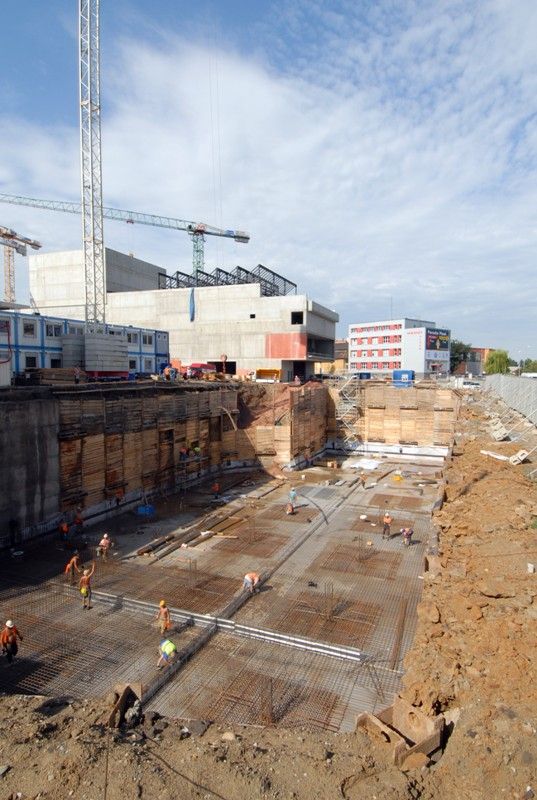 Patnáct měsíců se staví nová budova divadla. Přesně 31. května 2012 byly zahájeny zemní práce hrubými terénními úpravami a hloubením stavební jámy. V současné době je dokončena železobetonová konstrukce samotného objektu divadla a provozní části. Provádějí se vnitřní konstrukce, příčky a upravuje se povrch vnitřních betonových konstrukcí. Pracuje se také na elektroinstalaci, kanalizaci a vzduchotechnice. Součástí stavby je parkovací dům, pro který byla vyhloubena zhruba jedenáctimetrová jáma. Tady stavaři postupně betonují základovou desku objektu. Zahájení divadelní sezony je stanoveno na 1. září 2014. (foto: 7.8.2013)