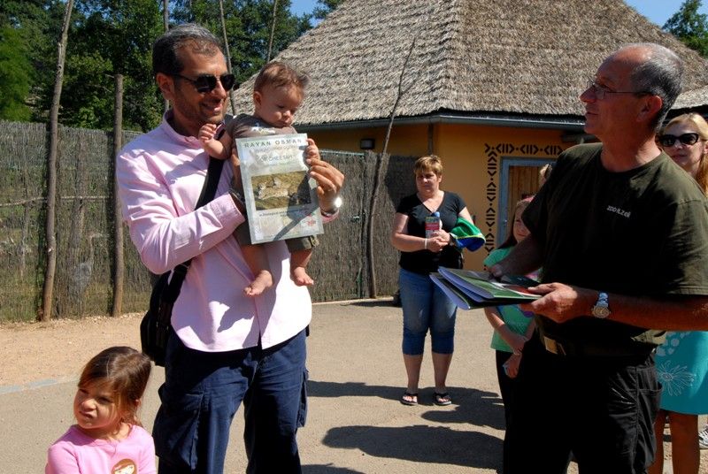 Od dnešního dne (15.8.2013) mají dva gepardi ze zoologické zahrady svá jména. Khalid a Rayan, což v překladu znamená v prvním případě nesmrtelná bytost, ve druhém brána do ráje. Dostali stejná jména jako jejich kmotři, kterými jsou chlapci podnikatele Wálida Osmana ze Spojených arabských emirátů. Právě tady tato vzácná zvířata ve volné přírodě žijí. Plzeňští gepardi patří k ojediněle chovanému poddruhu severoafrických súdánských gepardů, které chová jen minimum evropských zoo. Návštěvníci je najdou v komplexu afrických a asijských expozic. V zoo jsou od roku 2010. Slavnostní akce, která se nesla v arabském duchu, se zúčastnila také náměstkyně primátora Eva Herinková a radní Jiří Kuthan.