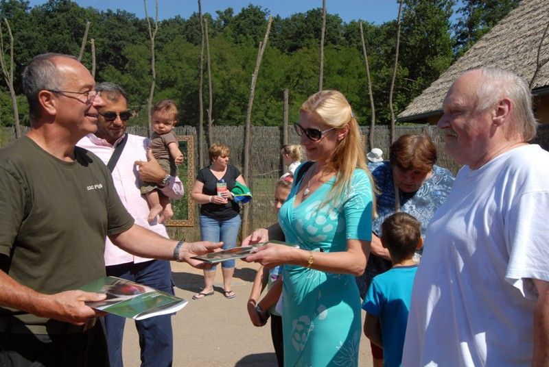Od dnešního dne (15.8.2013) mají dva gepardi ze zoologické zahrady svá jména. Khalid a Rayan, což v překladu znamená v prvním případě nesmrtelná bytost, ve druhém brána do ráje. Dostali stejná jména jako jejich kmotři, kterými jsou chlapci podnikatele Wálida Osmana ze Spojených arabských emirátů. Právě tady tato vzácná zvířata ve volné přírodě žijí. Plzeňští gepardi patří k ojediněle chovanému poddruhu severoafrických súdánských gepardů, které chová jen minimum evropských zoo. Návštěvníci je najdou v komplexu afrických a asijských expozic. V zoo jsou od roku 2010. Slavnostní akce, která se nesla v arabském duchu, se zúčastnila také náměstkyně primátora Eva Herinková a radní Jiří Kuthan.