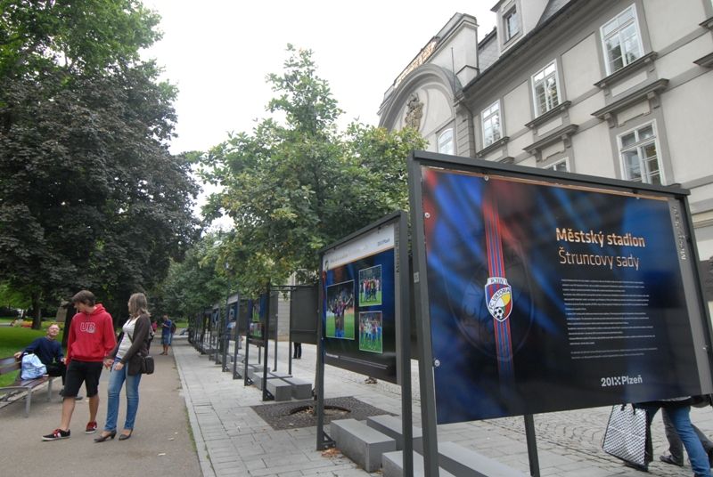 Šedesátiletou historii stadionu ve Štruncových sadech mapuje venkovní výstava před Studijní a vědeckou knihovnou Plzeňského kraje. Na začátku září roku 1953 začaly práce na jeho výstavbě, dva roky nato byl pod názvem Sokol Škoda Plzeň otevřen. Rekonstrukce a modernizace stadionu si od roku 2011 vyžádala zhruba 410 milionů korun. Fotografiemi ze sbírek Západočeského muzea a městského archivu chce Plzeň poukázat na zajímavé momenty z minulosti a současnosti stadionu. K vidění budou ve Smetanových sadech do 18. září. Expozice také jasně naznačuje vztah vlastníka, tedy města Plzně, k nájemci stadionu, kterým je FC Viktoria Plzeň. Uvolnění finančních prostředků ve výši 350 milionů korun na jeho zásadní rekonstrukci v roce 2011, při níž vznikly nové tribuny na východní, severní a jižní straně, byl odstraněn atletický ovál a hřiště se posunulo o 18 metrů k hlavní tribuně, umožnilo hrát na stadionu evropské poháry. V letošním roce město vyčlenilo 60 milionů korun na stavbu dvou nových stožárů... (foto: 20.8.2013)