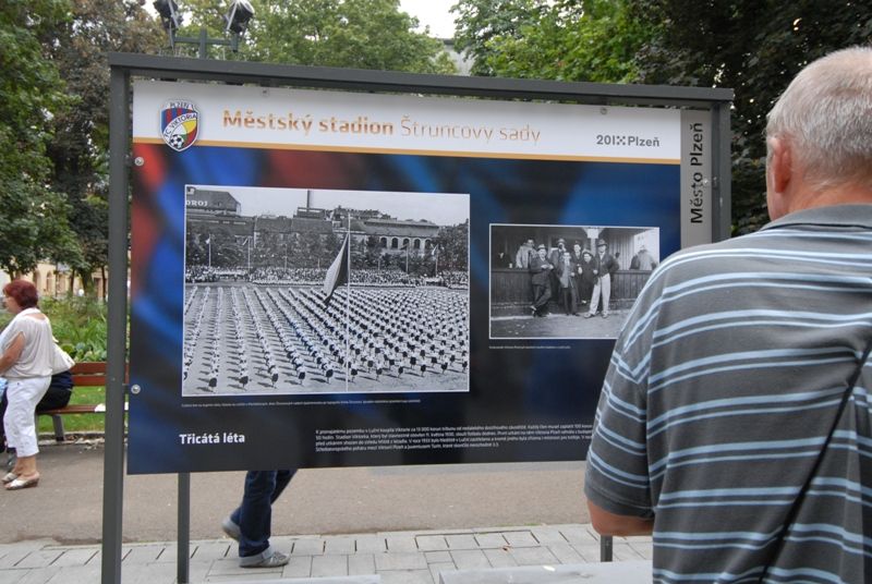 Šedesátiletou historii stadionu ve Štruncových sadech mapuje venkovní výstava před Studijní a vědeckou knihovnou Plzeňského kraje. Na začátku září roku 1953 začaly práce na jeho výstavbě, dva roky nato byl pod názvem Sokol Škoda Plzeň otevřen. Rekonstrukce a modernizace stadionu si od roku 2011 vyžádala zhruba 410 milionů korun. Fotografiemi ze sbírek Západočeského muzea a městského archivu chce Plzeň poukázat na zajímavé momenty z minulosti a současnosti stadionu. K vidění budou ve Smetanových sadech do 18. září. Expozice také jasně naznačuje vztah vlastníka, tedy města Plzně, k nájemci stadionu, kterým je FC Viktoria Plzeň. Uvolnění finančních prostředků ve výši 350 milionů korun na jeho zásadní rekonstrukci v roce 2011, při níž vznikly nové tribuny na východní, severní a jižní straně, byl odstraněn atletický ovál a hřiště se posunulo o 18 metrů k hlavní tribuně, umožnilo hrát na stadionu evropské poháry. V letošním roce město vyčlenilo 60 milionů korun na stavbu dvou nových stožárů... (foto: 20.8.2013)