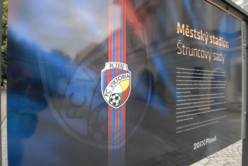 Šedesátiletou historii stadionu ve Štruncových sadech mapuje venkovní výstava před Studijní a vědeckou knihovnou Plzeňského kraje. Na začátku září roku 1953 začaly práce na jeho výstavbě, dva roky nato byl pod názvem Sokol Škoda Plzeň otevřen. Rekonstrukce a modernizace stadionu si od roku 2011 vyžádala zhruba 410 milionů korun. Fotografiemi ze sbírek Západočeského muzea a městského archivu chce Plzeň poukázat na zajímavé momenty z minulosti a současnosti stadionu. K vidění budou ve Smetanových sadech do 18. září. Expozice také jasně naznačuje vztah vlastníka, tedy města Plzně, k nájemci stadionu, kterým je FC Viktoria Plzeň. Uvolnění finančních prostředků ve výši 350 milionů korun na jeho zásadní rekonstrukci v roce 2011, při níž vznikly nové tribuny na východní, severní a jižní straně, byl odstraněn atletický ovál a hřiště se posunulo o 18 metrů k hlavní tribuně, umožnilo hrát na stadionu evropské poháry. V letošním roce město vyčlenilo 60 milionů korun na stavbu dvou nových stožárů... (foto: 20.8.2013)