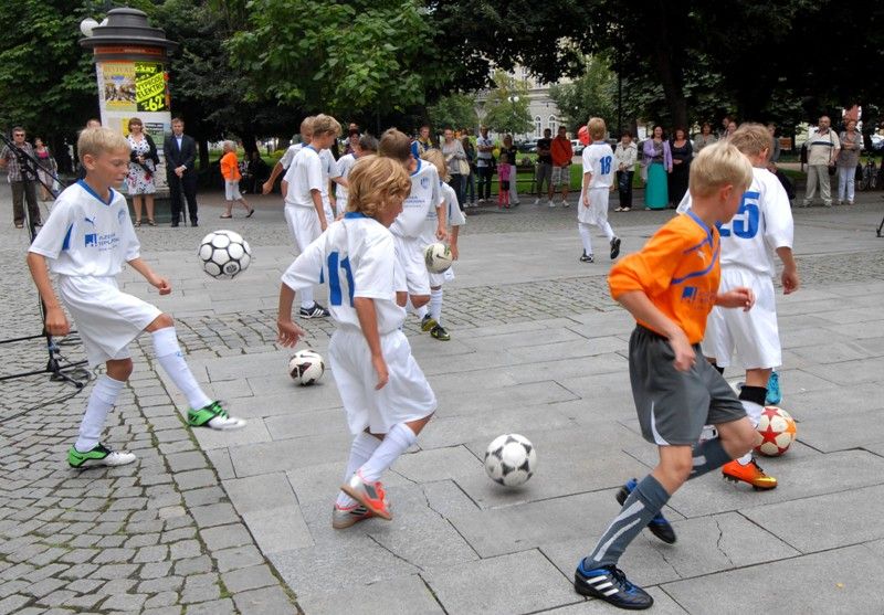 Šedesátiletou historii stadionu ve Štruncových sadech mapuje venkovní výstava před Studijní a vědeckou knihovnou Plzeňského kraje. Na začátku září roku 1953 začaly práce na jeho výstavbě, dva roky nato byl pod názvem Sokol Škoda Plzeň otevřen. Rekonstrukce a modernizace stadionu si od roku 2011 vyžádala zhruba 410 milionů korun. Fotografiemi ze sbírek Západočeského muzea a městského archivu chce Plzeň poukázat na zajímavé momenty z minulosti a současnosti stadionu. K vidění budou ve Smetanových sadech do 18. září. Expozice také jasně naznačuje vztah vlastníka, tedy města Plzně, k nájemci stadionu, kterým je FC Viktoria Plzeň. Uvolnění finančních prostředků ve výši 350 milionů korun na jeho zásadní rekonstrukci v roce 2011, při níž vznikly nové tribuny na východní, severní a jižní straně, byl odstraněn atletický ovál a hřiště se posunulo o 18 metrů k hlavní tribuně, umožnilo hrát na stadionu evropské poháry. V letošním roce město vyčlenilo 60 milionů korun na stavbu dvou nových stožárů... (foto: 20.8.2013)
