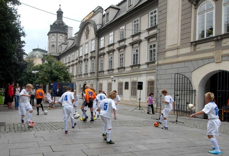 Šedesátiletou historii stadionu ve Štruncových sadech mapuje venkovní výstava před Studijní a vědeckou knihovnou Plzeňského kraje. Na začátku září roku 1953 začaly práce na jeho výstavbě, dva roky nato byl pod názvem Sokol Škoda Plzeň otevřen. Rekonstrukce a modernizace stadionu si od roku 2011 vyžádala zhruba 410 milionů korun. Fotografiemi ze sbírek Západočeského muzea a městského archivu chce Plzeň poukázat na zajímavé momenty z minulosti a současnosti stadionu. K vidění budou ve Smetanových sadech do 18. září. Expozice také jasně naznačuje vztah vlastníka, tedy města Plzně, k nájemci stadionu, kterým je FC Viktoria Plzeň. Uvolnění finančních prostředků ve výši 350 milionů korun na jeho zásadní rekonstrukci v roce 2011, při níž vznikly nové tribuny na východní, severní a jižní straně, byl odstraněn atletický ovál a hřiště se posunulo o 18 metrů k hlavní tribuně, umožnilo hrát na stadionu evropské poháry. V letošním roce město vyčlenilo 60 milionů korun na stavbu dvou nových stožárů... (foto: 20.8.2013)