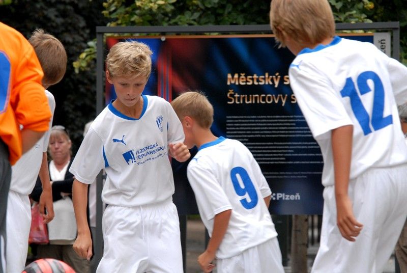 Šedesátiletou historii stadionu ve Štruncových sadech mapuje venkovní výstava před Studijní a vědeckou knihovnou Plzeňského kraje. Na začátku září roku 1953 začaly práce na jeho výstavbě, dva roky nato byl pod názvem Sokol Škoda Plzeň otevřen. Rekonstrukce a modernizace stadionu si od roku 2011 vyžádala zhruba 410 milionů korun. Fotografiemi ze sbírek Západočeského muzea a městského archivu chce Plzeň poukázat na zajímavé momenty z minulosti a současnosti stadionu. K vidění budou ve Smetanových sadech do 18. září. Expozice také jasně naznačuje vztah vlastníka, tedy města Plzně, k nájemci stadionu, kterým je FC Viktoria Plzeň. Uvolnění finančních prostředků ve výši 350 milionů korun na jeho zásadní rekonstrukci v roce 2011, při níž vznikly nové tribuny na východní, severní a jižní straně, byl odstraněn atletický ovál a hřiště se posunulo o 18 metrů k hlavní tribuně, umožnilo hrát na stadionu evropské poháry. V letošním roce město vyčlenilo 60 milionů korun na stavbu dvou nových stožárů... (foto: 20.8.2013)