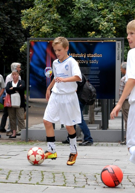 Šedesátiletou historii stadionu ve Štruncových sadech mapuje venkovní výstava před Studijní a vědeckou knihovnou Plzeňského kraje. Na začátku září roku 1953 začaly práce na jeho výstavbě, dva roky nato byl pod názvem Sokol Škoda Plzeň otevřen. Rekonstrukce a modernizace stadionu si od roku 2011 vyžádala zhruba 410 milionů korun. Fotografiemi ze sbírek Západočeského muzea a městského archivu chce Plzeň poukázat na zajímavé momenty z minulosti a současnosti stadionu. K vidění budou ve Smetanových sadech do 18. září. Expozice také jasně naznačuje vztah vlastníka, tedy města Plzně, k nájemci stadionu, kterým je FC Viktoria Plzeň. Uvolnění finančních prostředků ve výši 350 milionů korun na jeho zásadní rekonstrukci v roce 2011, při níž vznikly nové tribuny na východní, severní a jižní straně, byl odstraněn atletický ovál a hřiště se posunulo o 18 metrů k hlavní tribuně, umožnilo hrát na stadionu evropské poháry. V letošním roce město vyčlenilo 60 milionů korun na stavbu dvou nových stožárů... (foto: 20.8.2013)