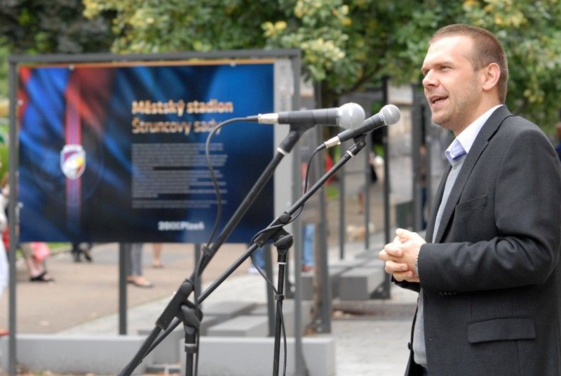 Šedesátiletou historii stadionu ve Štruncových sadech mapuje venkovní výstava před Studijní a vědeckou knihovnou Plzeňského kraje. Na začátku září roku 1953 začaly práce na jeho výstavbě, dva roky nato byl pod názvem Sokol Škoda Plzeň otevřen. Rekonstrukce a modernizace stadionu si od roku 2011 vyžádala zhruba 410 milionů korun. Fotografiemi ze sbírek Západočeského muzea a městského archivu chce Plzeň poukázat na zajímavé momenty z minulosti a současnosti stadionu. K vidění budou ve Smetanových sadech do 18. září. Expozice také jasně naznačuje vztah vlastníka, tedy města Plzně, k nájemci stadionu, kterým je FC Viktoria Plzeň. Uvolnění finančních prostředků ve výši 350 milionů korun na jeho zásadní rekonstrukci v roce 2011, při níž vznikly nové tribuny na východní, severní a jižní straně, byl odstraněn atletický ovál a hřiště se posunulo o 18 metrů k hlavní tribuně, umožnilo hrát na stadionu evropské poháry. V letošním roce město vyčlenilo 60 milionů korun na stavbu dvou nových stožárů... (foto: 20.8.2013)