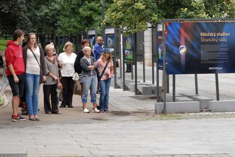 Šedesátiletou historii stadionu ve Štruncových sadech mapuje venkovní výstava před Studijní a vědeckou knihovnou Plzeňského kraje. Na začátku září roku 1953 začaly práce na jeho výstavbě, dva roky nato byl pod názvem Sokol Škoda Plzeň otevřen. Rekonstrukce a modernizace stadionu si od roku 2011 vyžádala zhruba 410 milionů korun. Fotografiemi ze sbírek Západočeského muzea a městského archivu chce Plzeň poukázat na zajímavé momenty z minulosti a současnosti stadionu. K vidění budou ve Smetanových sadech do 18. září. Expozice také jasně naznačuje vztah vlastníka, tedy města Plzně, k nájemci stadionu, kterým je FC Viktoria Plzeň. Uvolnění finančních prostředků ve výši 350 milionů korun na jeho zásadní rekonstrukci v roce 2011, při níž vznikly nové tribuny na východní, severní a jižní straně, byl odstraněn atletický ovál a hřiště se posunulo o 18 metrů k hlavní tribuně, umožnilo hrát na stadionu evropské poháry. V letošním roce město vyčlenilo 60 milionů korun na stavbu dvou nových stožárů... (foto: 20.8.2013)