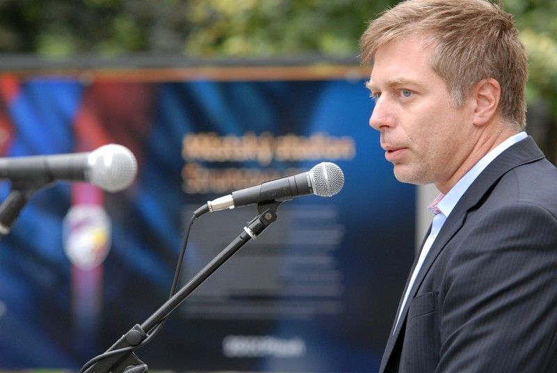 Šedesátiletou historii stadionu ve Štruncových sadech mapuje venkovní výstava před Studijní a vědeckou knihovnou Plzeňského kraje. Na začátku září roku 1953 začaly práce na jeho výstavbě, dva roky nato byl pod názvem Sokol Škoda Plzeň otevřen. Rekonstrukce a modernizace stadionu si od roku 2011 vyžádala zhruba 410 milionů korun. Fotografiemi ze sbírek Západočeského muzea a městského archivu chce Plzeň poukázat na zajímavé momenty z minulosti a současnosti stadionu. K vidění budou ve Smetanových sadech do 18. září. Expozice také jasně naznačuje vztah vlastníka, tedy města Plzně, k nájemci stadionu, kterým je FC Viktoria Plzeň. Uvolnění finančních prostředků ve výši 350 milionů korun na jeho zásadní rekonstrukci v roce 2011, při níž vznikly nové tribuny na východní, severní a jižní straně, byl odstraněn atletický ovál a hřiště se posunulo o 18 metrů k hlavní tribuně, umožnilo hrát na stadionu evropské poháry. V letošním roce město vyčlenilo 60 milionů korun na stavbu dvou nových stožárů... (foto: 20.8.2013)