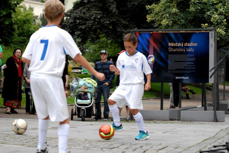 Šedesátiletou historii stadionu ve Štruncových sadech mapuje venkovní výstava před Studijní a vědeckou knihovnou Plzeňského kraje. Na začátku září roku 1953 začaly práce na jeho výstavbě, dva roky nato byl pod názvem Sokol Škoda Plzeň otevřen. Rekonstrukce a modernizace stadionu si od roku 2011 vyžádala zhruba 410 milionů korun. Fotografiemi ze sbírek Západočeského muzea a městského archivu chce Plzeň poukázat na zajímavé momenty z minulosti a současnosti stadionu. K vidění budou ve Smetanových sadech do 18. září. Expozice také jasně naznačuje vztah vlastníka, tedy města Plzně, k nájemci stadionu, kterým je FC Viktoria Plzeň. Uvolnění finančních prostředků ve výši 350 milionů korun na jeho zásadní rekonstrukci v roce 2011, při níž vznikly nové tribuny na východní, severní a jižní straně, byl odstraněn atletický ovál a hřiště se posunulo o 18 metrů k hlavní tribuně, umožnilo hrát na stadionu evropské poháry. V letošním roce město vyčlenilo 60 milionů korun na stavbu dvou nových stožárů... (foto: 20.8.2013)