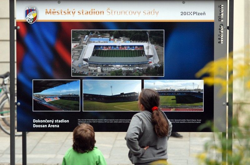 Šedesátiletou historii stadionu ve Štruncových sadech mapuje venkovní výstava před Studijní a vědeckou knihovnou Plzeňského kraje. Na začátku září roku 1953 začaly práce na jeho výstavbě, dva roky nato byl pod názvem Sokol Škoda Plzeň otevřen. Rekonstrukce a modernizace stadionu si od roku 2011 vyžádala zhruba 410 milionů korun. Fotografiemi ze sbírek Západočeského muzea a městského archivu chce Plzeň poukázat na zajímavé momenty z minulosti a současnosti stadionu. K vidění budou ve Smetanových sadech do 18. září. Expozice také jasně naznačuje vztah vlastníka, tedy města Plzně, k nájemci stadionu, kterým je FC Viktoria Plzeň. Uvolnění finančních prostředků ve výši 350 milionů korun na jeho zásadní rekonstrukci v roce 2011, při níž vznikly nové tribuny na východní, severní a jižní straně, byl odstraněn atletický ovál a hřiště se posunulo o 18 metrů k hlavní tribuně, umožnilo hrát na stadionu evropské poháry. V letošním roce město vyčlenilo 60 milionů korun na stavbu dvou nových stožárů... (foto: 20.8.2013)