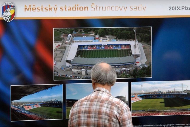 Šedesátiletou historii stadionu ve Štruncových sadech mapuje venkovní výstava před Studijní a vědeckou knihovnou Plzeňského kraje. Na začátku září roku 1953 začaly práce na jeho výstavbě, dva roky nato byl pod názvem Sokol Škoda Plzeň otevřen. Rekonstrukce a modernizace stadionu si od roku 2011 vyžádala zhruba 410 milionů korun. Fotografiemi ze sbírek Západočeského muzea a městského archivu chce Plzeň poukázat na zajímavé momenty z minulosti a současnosti stadionu. K vidění budou ve Smetanových sadech do 18. září. Expozice také jasně naznačuje vztah vlastníka, tedy města Plzně, k nájemci stadionu, kterým je FC Viktoria Plzeň. Uvolnění finančních prostředků ve výši 350 milionů korun na jeho zásadní rekonstrukci v roce 2011, při níž vznikly nové tribuny na východní, severní a jižní straně, byl odstraněn atletický ovál a hřiště se posunulo o 18 metrů k hlavní tribuně, umožnilo hrát na stadionu evropské poháry. V letošním roce město vyčlenilo 60 milionů korun na stavbu dvou nových stožárů... (foto: 20.8.2013)