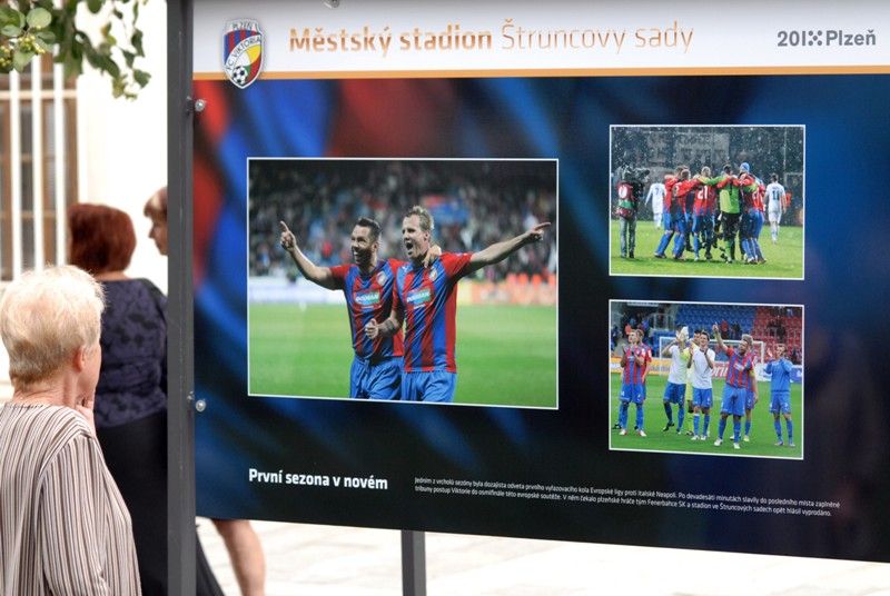 Šedesátiletou historii stadionu ve Štruncových sadech mapuje venkovní výstava před Studijní a vědeckou knihovnou Plzeňského kraje. Na začátku září roku 1953 začaly práce na jeho výstavbě, dva roky nato byl pod názvem Sokol Škoda Plzeň otevřen. Rekonstrukce a modernizace stadionu si od roku 2011 vyžádala zhruba 410 milionů korun. Fotografiemi ze sbírek Západočeského muzea a městského archivu chce Plzeň poukázat na zajímavé momenty z minulosti a současnosti stadionu. K vidění budou ve Smetanových sadech do 18. září. Expozice také jasně naznačuje vztah vlastníka, tedy města Plzně, k nájemci stadionu, kterým je FC Viktoria Plzeň. Uvolnění finančních prostředků ve výši 350 milionů korun na jeho zásadní rekonstrukci v roce 2011, při níž vznikly nové tribuny na východní, severní a jižní straně, byl odstraněn atletický ovál a hřiště se posunulo o 18 metrů k hlavní tribuně, umožnilo hrát na stadionu evropské poháry. V letošním roce město vyčlenilo 60 milionů korun na stavbu dvou nových stožárů... (foto: 20.8.2013)