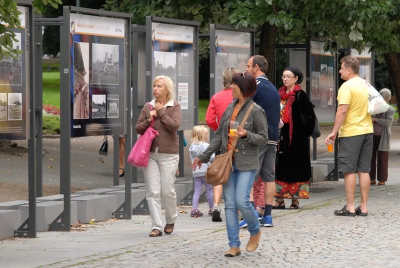 Šedesátiletou historii stadionu ve Štruncových sadech mapuje venkovní výstava před Studijní a vědeckou knihovnou Plzeňského kraje. Na začátku září roku 1953 začaly práce na jeho výstavbě, dva roky nato byl pod názvem Sokol Škoda Plzeň otevřen. Rekonstrukce a modernizace stadionu si od roku 2011 vyžádala zhruba 410 milionů korun. Fotografiemi ze sbírek Západočeského muzea a městského archivu chce Plzeň poukázat na zajímavé momenty z minulosti a současnosti stadionu. K vidění budou ve Smetanových sadech do 18. září. Expozice také jasně naznačuje vztah vlastníka, tedy města Plzně, k nájemci stadionu, kterým je FC Viktoria Plzeň. Uvolnění finančních prostředků ve výši 350 milionů korun na jeho zásadní rekonstrukci v roce 2011, při níž vznikly nové tribuny na východní, severní a jižní straně, byl odstraněn atletický ovál a hřiště se posunulo o 18 metrů k hlavní tribuně, umožnilo hrát na stadionu evropské poháry. V letošním roce město vyčlenilo 60 milionů korun na stavbu dvou nových stožárů... (foto: 20.8.2013)