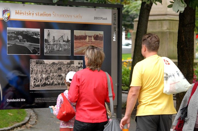 Šedesátiletou historii stadionu ve Štruncových sadech mapuje venkovní výstava před Studijní a vědeckou knihovnou Plzeňského kraje. Na začátku září roku 1953 začaly práce na jeho výstavbě, dva roky nato byl pod názvem Sokol Škoda Plzeň otevřen. Rekonstrukce a modernizace stadionu si od roku 2011 vyžádala zhruba 410 milionů korun. Fotografiemi ze sbírek Západočeského muzea a městského archivu chce Plzeň poukázat na zajímavé momenty z minulosti a současnosti stadionu. K vidění budou ve Smetanových sadech do 18. září. Expozice také jasně naznačuje vztah vlastníka, tedy města Plzně, k nájemci stadionu, kterým je FC Viktoria Plzeň. Uvolnění finančních prostředků ve výši 350 milionů korun na jeho zásadní rekonstrukci v roce 2011, při níž vznikly nové tribuny na východní, severní a jižní straně, byl odstraněn atletický ovál a hřiště se posunulo o 18 metrů k hlavní tribuně, umožnilo hrát na stadionu evropské poháry. V letošním roce město vyčlenilo 60 milionů korun na stavbu dvou nových stožárů... (foto: 20.8.2013)