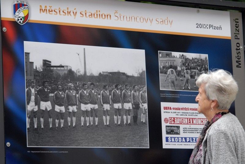 Šedesátiletou historii stadionu ve Štruncových sadech mapuje venkovní výstava před Studijní a vědeckou knihovnou Plzeňského kraje. Na začátku září roku 1953 začaly práce na jeho výstavbě, dva roky nato byl pod názvem Sokol Škoda Plzeň otevřen. Rekonstrukce a modernizace stadionu si od roku 2011 vyžádala zhruba 410 milionů korun. Fotografiemi ze sbírek Západočeského muzea a městského archivu chce Plzeň poukázat na zajímavé momenty z minulosti a současnosti stadionu. K vidění budou ve Smetanových sadech do 18. září. Expozice také jasně naznačuje vztah vlastníka, tedy města Plzně, k nájemci stadionu, kterým je FC Viktoria Plzeň. Uvolnění finančních prostředků ve výši 350 milionů korun na jeho zásadní rekonstrukci v roce 2011, při níž vznikly nové tribuny na východní, severní a jižní straně, byl odstraněn atletický ovál a hřiště se posunulo o 18 metrů k hlavní tribuně, umožnilo hrát na stadionu evropské poháry. V letošním roce město vyčlenilo 60 milionů korun na stavbu dvou nových stožárů... (foto: 20.8.2013)