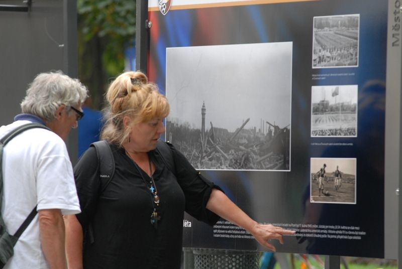 Šedesátiletou historii stadionu ve Štruncových sadech mapuje venkovní výstava před Studijní a vědeckou knihovnou Plzeňského kraje. Na začátku září roku 1953 začaly práce na jeho výstavbě, dva roky nato byl pod názvem Sokol Škoda Plzeň otevřen. Rekonstrukce a modernizace stadionu si od roku 2011 vyžádala zhruba 410 milionů korun. Fotografiemi ze sbírek Západočeského muzea a městského archivu chce Plzeň poukázat na zajímavé momenty z minulosti a současnosti stadionu. K vidění budou ve Smetanových sadech do 18. září. Expozice také jasně naznačuje vztah vlastníka, tedy města Plzně, k nájemci stadionu, kterým je FC Viktoria Plzeň. Uvolnění finančních prostředků ve výši 350 milionů korun na jeho zásadní rekonstrukci v roce 2011, při níž vznikly nové tribuny na východní, severní a jižní straně, byl odstraněn atletický ovál a hřiště se posunulo o 18 metrů k hlavní tribuně, umožnilo hrát na stadionu evropské poháry. V letošním roce město vyčlenilo 60 milionů korun na stavbu dvou nových stožárů... (foto: 20.8.2013)