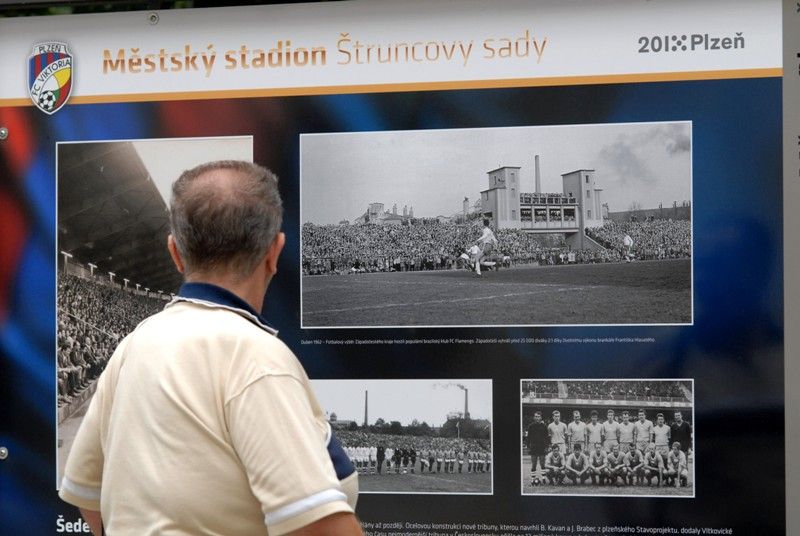 Šedesátiletou historii stadionu ve Štruncových sadech mapuje venkovní výstava před Studijní a vědeckou knihovnou Plzeňského kraje. Na začátku září roku 1953 začaly práce na jeho výstavbě, dva roky nato byl pod názvem Sokol Škoda Plzeň otevřen. Rekonstrukce a modernizace stadionu si od roku 2011 vyžádala zhruba 410 milionů korun. Fotografiemi ze sbírek Západočeského muzea a městského archivu chce Plzeň poukázat na zajímavé momenty z minulosti a současnosti stadionu. K vidění budou ve Smetanových sadech do 18. září. Expozice také jasně naznačuje vztah vlastníka, tedy města Plzně, k nájemci stadionu, kterým je FC Viktoria Plzeň. Uvolnění finančních prostředků ve výši 350 milionů korun na jeho zásadní rekonstrukci v roce 2011, při níž vznikly nové tribuny na východní, severní a jižní straně, byl odstraněn atletický ovál a hřiště se posunulo o 18 metrů k hlavní tribuně, umožnilo hrát na stadionu evropské poháry. V letošním roce město vyčlenilo 60 milionů korun na stavbu dvou nových stožárů... (foto: 20.8.2013)