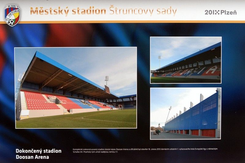 Šedesátiletou historii stadionu ve Štruncových sadech mapuje venkovní výstava před Studijní a vědeckou knihovnou Plzeňského kraje. Na začátku září roku 1953 začaly práce na jeho výstavbě, dva roky nato byl pod názvem Sokol Škoda Plzeň otevřen. Rekonstrukce a modernizace stadionu si od roku 2011 vyžádala zhruba 410 milionů korun. Fotografiemi ze sbírek Západočeského muzea a městského archivu chce Plzeň poukázat na zajímavé momenty z minulosti a současnosti stadionu. K vidění budou ve Smetanových sadech do 18. září. Expozice také jasně naznačuje vztah vlastníka, tedy města Plzně, k nájemci stadionu, kterým je FC Viktoria Plzeň. Uvolnění finančních prostředků ve výši 350 milionů korun na jeho zásadní rekonstrukci v roce 2011, při níž vznikly nové tribuny na východní, severní a jižní straně, byl odstraněn atletický ovál a hřiště se posunulo o 18 metrů k hlavní tribuně, umožnilo hrát na stadionu evropské poháry. V letošním roce město vyčlenilo 60 milionů korun na stavbu dvou nových stožárů... (foto: 20.8.2013)