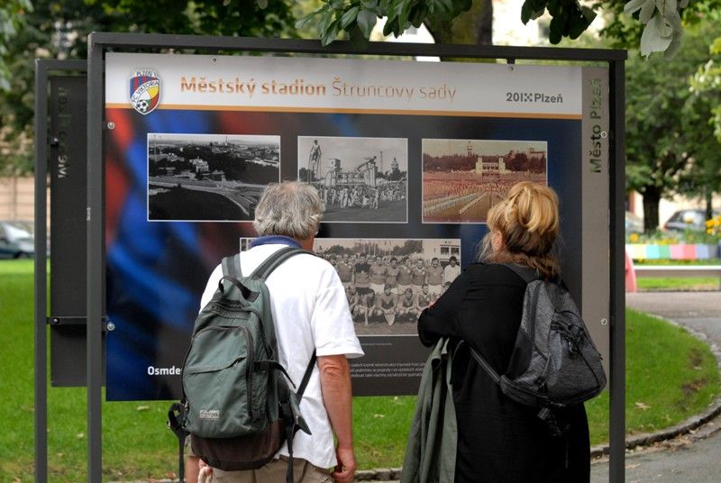 Šedesátiletou historii stadionu ve Štruncových sadech mapuje venkovní výstava před Studijní a vědeckou knihovnou Plzeňského kraje. Na začátku září roku 1953 začaly práce na jeho výstavbě, dva roky nato byl pod názvem Sokol Škoda Plzeň otevřen. Rekonstrukce a modernizace stadionu si od roku 2011 vyžádala zhruba 410 milionů korun. Fotografiemi ze sbírek Západočeského muzea a městského archivu chce Plzeň poukázat na zajímavé momenty z minulosti a současnosti stadionu. K vidění budou ve Smetanových sadech do 18. září. Expozice také jasně naznačuje vztah vlastníka, tedy města Plzně, k nájemci stadionu, kterým je FC Viktoria Plzeň. Uvolnění finančních prostředků ve výši 350 milionů korun na jeho zásadní rekonstrukci v roce 2011, při níž vznikly nové tribuny na východní, severní a jižní straně, byl odstraněn atletický ovál a hřiště se posunulo o 18 metrů k hlavní tribuně, umožnilo hrát na stadionu evropské poháry. V letošním roce město vyčlenilo 60 milionů korun na stavbu dvou nových stožárů... (foto: 20.8.2013)