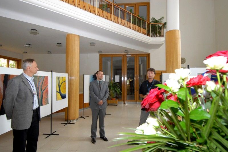 Plzeňské studio tehdejšího Československého rozhlasu sehrálo důležitou roli při informování občanů o událostech, které se staly 21. srpna 1968, tedy přesně před 45 lety. Poté co přestala vysílat Československá televize a svobodné vysílání rozhlasu z Prahy bylo znemožněno, stal se plzeňský rozhlas poslední stanicí v zemi, která šířila svobodné informace. Jeho tehdejším technikům se podařilo zprovoznit a poměrně dlouho dobu udržet rozhlasovou štafetu mezi jednotlivými regionálními studii.  Plzeňský rozhlas byl napojen i na krátkovlnné vysílače, takže měl dobrou slyšitelnost i v zahraničí. Jeho nezávislost bránila tehdy „živá“ barikáda lidí, především studentů, kteří před budovou několik dní přebývali a byli odhodláni ji bránit proti okupantům.