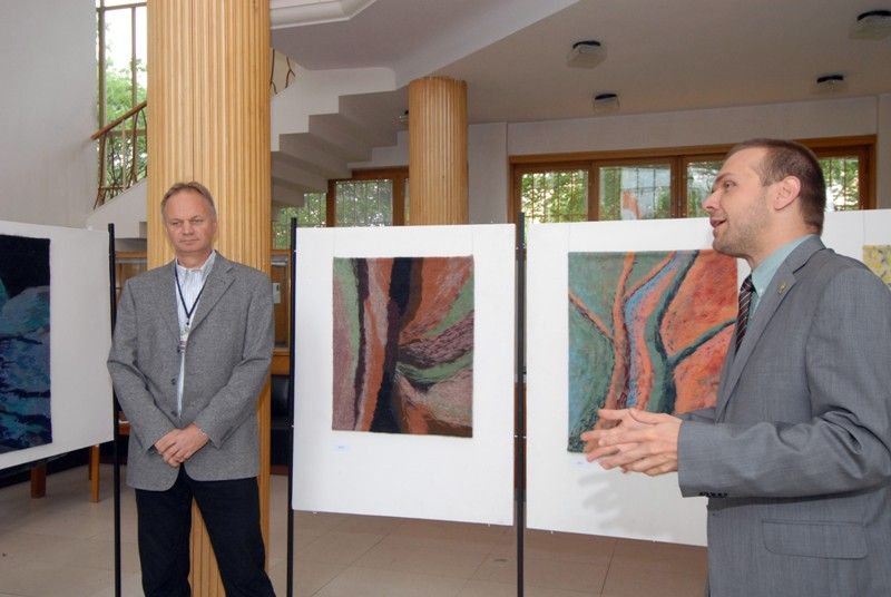 Plzeňské studio tehdejšího Československého rozhlasu sehrálo důležitou roli při informování občanů o událostech, které se staly 21. srpna 1968, tedy přesně před 45 lety. Poté co přestala vysílat Československá televize a svobodné vysílání rozhlasu z Prahy bylo znemožněno, stal se plzeňský rozhlas poslední stanicí v zemi, která šířila svobodné informace. Jeho tehdejším technikům se podařilo zprovoznit a poměrně dlouho dobu udržet rozhlasovou štafetu mezi jednotlivými regionálními studii.  Plzeňský rozhlas byl napojen i na krátkovlnné vysílače, takže měl dobrou slyšitelnost i v zahraničí. Jeho nezávislost bránila tehdy „živá“ barikáda lidí, především studentů, kteří před budovou několik dní přebývali a byli odhodláni ji bránit proti okupantům.