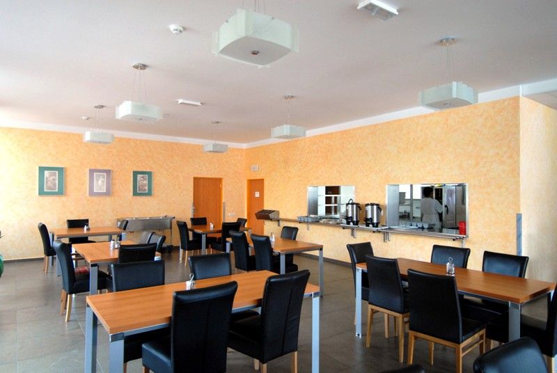 Již více než rok funguje na místě bývalé škodovácké mateřské školy v Sokolovské ulici nový domov pro seniory. Jak se jeho obyvatelům v příjemném prostředí domu umístěného ve vzrostlé zahradě klidné části Bolevce žije, se ve středu odpoledne (28.8.2013) přišel přesvědčit primátor Martin Baxa. Primátor si rezidenci pro 52 seniorů nejen prohlédl, ale v závěru návštěvy se zároveň zúčastnil debaty s jejími obyvateli. Senioři mu ukázali výtvarná díla, která společně s ošetřovatelkami vyrábějí během zájmových kroužků, a vyprávěli mu o tom, jak přečkali parné letní dny ve venkovní klubovně, kde je po celý den chládek. Senior residence Terasy, kterou provozuje nezisková organizace Kompas Social, byla otevřena loni v červnu. Určena je mobilním i imobilním seniorům, kteří potřebují komplexní péči nebo vyšší stupeň pomoci vzhledem k jejich věku nebo trvale nepříznivému zdravotnímu stavu.