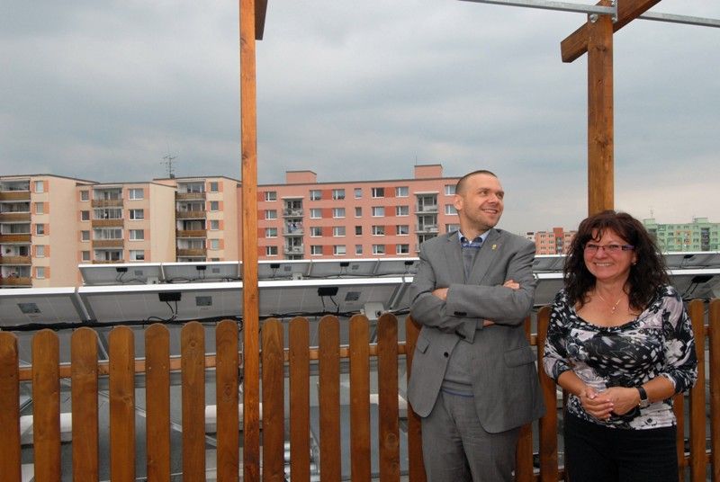 Již více než rok funguje na místě bývalé škodovácké mateřské školy v Sokolovské ulici nový domov pro seniory. Jak se jeho obyvatelům v příjemném prostředí domu umístěného ve vzrostlé zahradě klidné části Bolevce žije, se ve středu odpoledne (28.8.2013) přišel přesvědčit primátor Martin Baxa. Primátor si rezidenci pro 52 seniorů nejen prohlédl, ale v závěru návštěvy se zároveň zúčastnil debaty s jejími obyvateli. Senioři mu ukázali výtvarná díla, která společně s ošetřovatelkami vyrábějí během zájmových kroužků, a vyprávěli mu o tom, jak přečkali parné letní dny ve venkovní klubovně, kde je po celý den chládek. Senior residence Terasy, kterou provozuje nezisková organizace Kompas Social, byla otevřena loni v červnu. Určena je mobilním i imobilním seniorům, kteří potřebují komplexní péči nebo vyšší stupeň pomoci vzhledem k jejich věku nebo trvale nepříznivému zdravotnímu stavu.