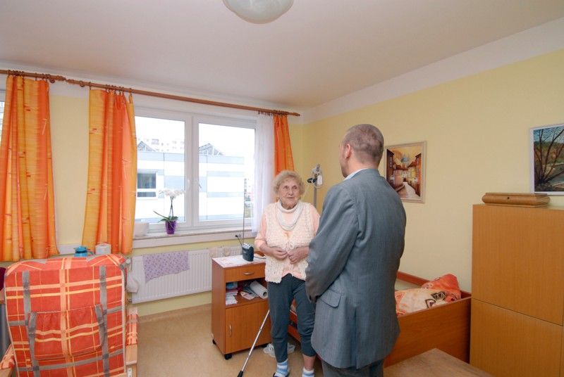 Již více než rok funguje na místě bývalé škodovácké mateřské školy v Sokolovské ulici nový domov pro seniory. Jak se jeho obyvatelům v příjemném prostředí domu umístěného ve vzrostlé zahradě klidné části Bolevce žije, se ve středu odpoledne (28.8.2013) přišel přesvědčit primátor Martin Baxa. Primátor si rezidenci pro 52 seniorů nejen prohlédl, ale v závěru návštěvy se zároveň zúčastnil debaty s jejími obyvateli. Senioři mu ukázali výtvarná díla, která společně s ošetřovatelkami vyrábějí během zájmových kroužků, a vyprávěli mu o tom, jak přečkali parné letní dny ve venkovní klubovně, kde je po celý den chládek. Senior residence Terasy, kterou provozuje nezisková organizace Kompas Social, byla otevřena loni v červnu. Určena je mobilním i imobilním seniorům, kteří potřebují komplexní péči nebo vyšší stupeň pomoci vzhledem k jejich věku nebo trvale nepříznivému zdravotnímu stavu.