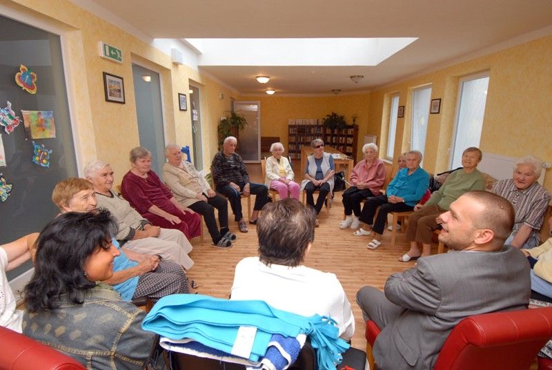 Již více než rok funguje na místě bývalé škodovácké mateřské školy v Sokolovské ulici nový domov pro seniory. Jak se jeho obyvatelům v příjemném prostředí domu umístěného ve vzrostlé zahradě klidné části Bolevce žije, se ve středu odpoledne (28.8.2013) přišel přesvědčit primátor Martin Baxa. Primátor si rezidenci pro 52 seniorů nejen prohlédl, ale v závěru návštěvy se zároveň zúčastnil debaty s jejími obyvateli. Senioři mu ukázali výtvarná díla, která společně s ošetřovatelkami vyrábějí během zájmových kroužků, a vyprávěli mu o tom, jak přečkali parné letní dny ve venkovní klubovně, kde je po celý den chládek. Senior residence Terasy, kterou provozuje nezisková organizace Kompas Social, byla otevřena loni v červnu. Určena je mobilním i imobilním seniorům, kteří potřebují komplexní péči nebo vyšší stupeň pomoci vzhledem k jejich věku nebo trvale nepříznivému zdravotnímu stavu.