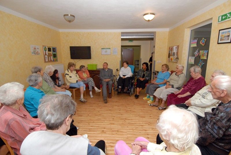 Již více než rok funguje na místě bývalé škodovácké mateřské školy v Sokolovské ulici nový domov pro seniory. Jak se jeho obyvatelům v příjemném prostředí domu umístěného ve vzrostlé zahradě klidné části Bolevce žije, se ve středu odpoledne (28.8.2013) přišel přesvědčit primátor Martin Baxa. Primátor si rezidenci pro 52 seniorů nejen prohlédl, ale v závěru návštěvy se zároveň zúčastnil debaty s jejími obyvateli. Senioři mu ukázali výtvarná díla, která společně s ošetřovatelkami vyrábějí během zájmových kroužků, a vyprávěli mu o tom, jak přečkali parné letní dny ve venkovní klubovně, kde je po celý den chládek. Senior residence Terasy, kterou provozuje nezisková organizace Kompas Social, byla otevřena loni v červnu. Určena je mobilním i imobilním seniorům, kteří potřebují komplexní péči nebo vyšší stupeň pomoci vzhledem k jejich věku nebo trvale nepříznivému zdravotnímu stavu.