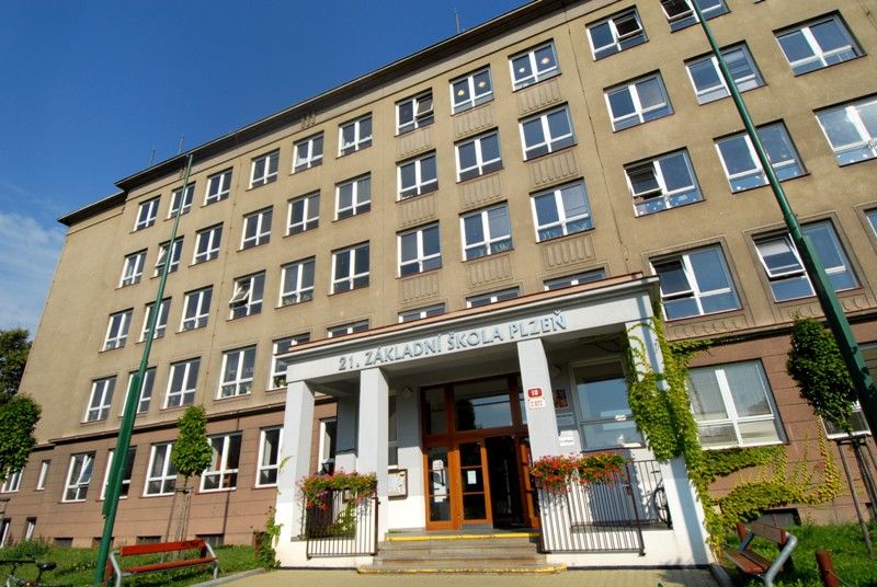 Až v roce 2060, u příležitosti stého výročí založení 21. základní školy na Slovanech, otevřou její budoucí žáci a učitelé časovou schránku, která byla v pátek (30.8.2013) dopoledne slavnostně zapečetěna při oficiálním zahájení provozu nových prostor místní školní družiny. Časová kapsle bude uložena v prostorách nového planetária v Techmnánii. „Jsou zde uloženy například osobní dopisy, fotografie či obrázky tříd, učitelů, školy a také osobností spojených s naší školou. Jedním z artefaktů je například mince z roku 1960, kdy byla naše škola otevřena. K tomuto kroku jsme se rozhodli z několika důvodů. Jedním z nich je odkaz pro příští generace žáků, dalším pak podpora Plzně jako Evropského hlavního města kultury v roce 2015,“ říká ředitel školy Martin Prokop. Významné události v historii školy se za město zúčastnili primátor Martin Baxa a radní pro oblast školství Irena Rottová.