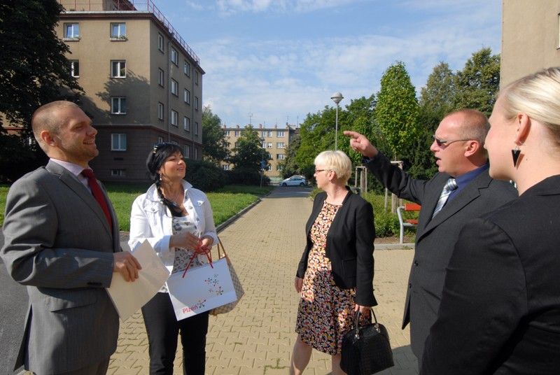 Až v roce 2060, u příležitosti stého výročí založení 21. základní školy na Slovanech, otevřou její budoucí žáci a učitelé časovou schránku, která byla v pátek (30.8.2013) dopoledne slavnostně zapečetěna při oficiálním zahájení provozu nových prostor místní školní družiny. Časová kapsle bude uložena v prostorách nového planetária v Techmnánii. „Jsou zde uloženy například osobní dopisy, fotografie či obrázky tříd, učitelů, školy a také osobností spojených s naší školou. Jedním z artefaktů je například mince z roku 1960, kdy byla naše škola otevřena. K tomuto kroku jsme se rozhodli z několika důvodů. Jedním z nich je odkaz pro příští generace žáků, dalším pak podpora Plzně jako Evropského hlavního města kultury v roce 2015,“ říká ředitel školy Martin Prokop. Významné události v historii školy se za město zúčastnili primátor Martin Baxa a radní pro oblast školství Irena Rottová.