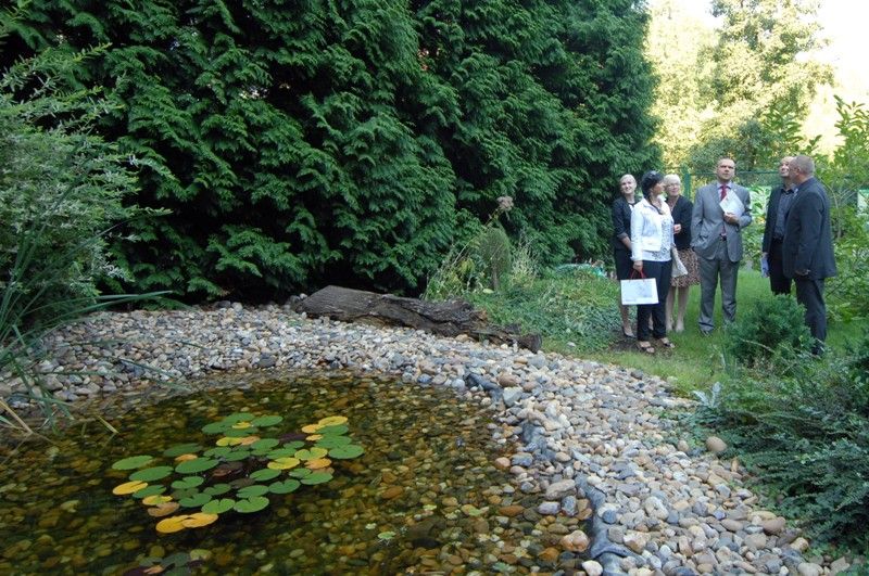 Až v roce 2060, u příležitosti stého výročí založení 21. základní školy na Slovanech, otevřou její budoucí žáci a učitelé časovou schránku, která byla v pátek (30.8.2013) dopoledne slavnostně zapečetěna při oficiálním zahájení provozu nových prostor místní školní družiny. Časová kapsle bude uložena v prostorách nového planetária v Techmnánii. „Jsou zde uloženy například osobní dopisy, fotografie či obrázky tříd, učitelů, školy a také osobností spojených s naší školou. Jedním z artefaktů je například mince z roku 1960, kdy byla naše škola otevřena. K tomuto kroku jsme se rozhodli z několika důvodů. Jedním z nich je odkaz pro příští generace žáků, dalším pak podpora Plzně jako Evropského hlavního města kultury v roce 2015,“ říká ředitel školy Martin Prokop. Významné události v historii školy se za město zúčastnili primátor Martin Baxa a radní pro oblast školství Irena Rottová.